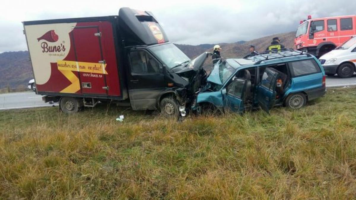 Accident cumplit pe DN 6, între Slatina Timiș și Ilova. 3 oameni au murit iar 2 sunt grav răniți