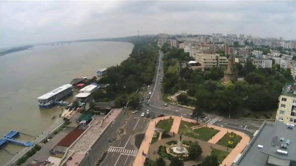 Coadă enormă la trecerea Dunării cu bacul la Galați