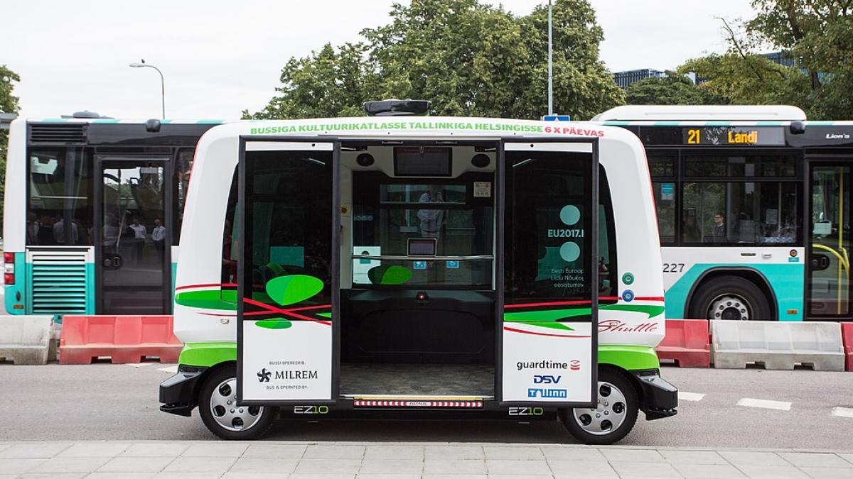 Un microbuz autonom a fost implicat într-un accident, din cauza unui om
