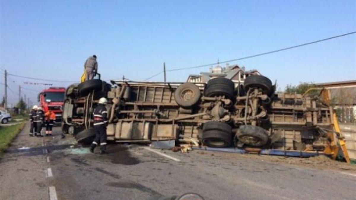 Brăila: TIR încărcat cu porumb, răsturnat pe DJ 212; traficul este blocat pe un sens de circulaţie 