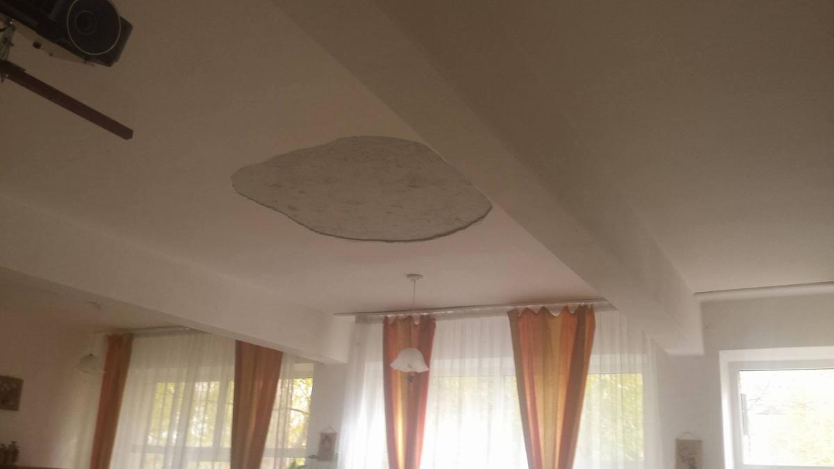 Incident grav într-o școală din Alexandria. O bucată de tavan s-a prăbușit peste elevi