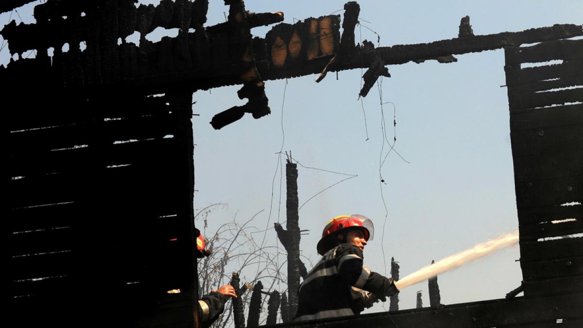 Tulcea: Depozit de 1.000 de metri pătraţi, distrus de un incendiu