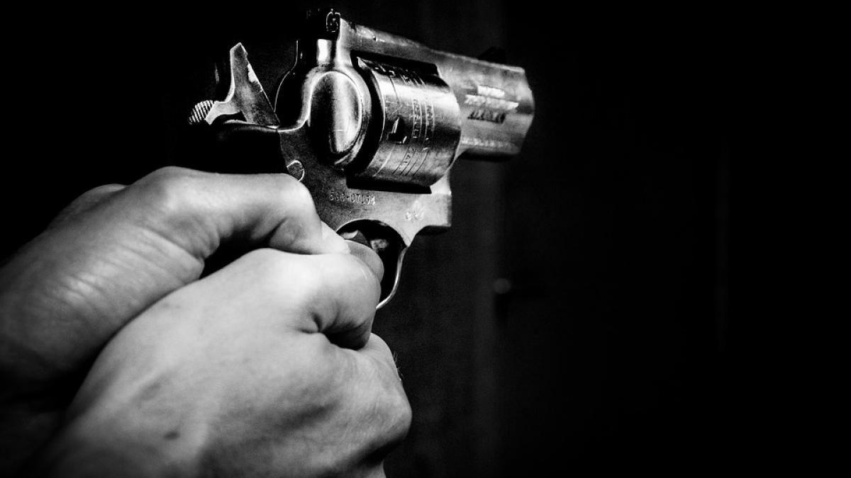Un bărbat care a amenințat un polițist cu toporul, împușcat în picior