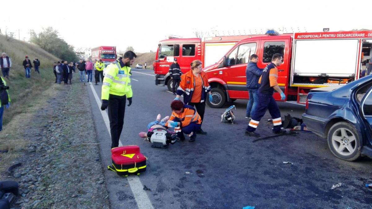 Accident mortal după ce două mașini s-au ciocnit frontal. 3 oameni au decedat iar 2 sunt răniți grav