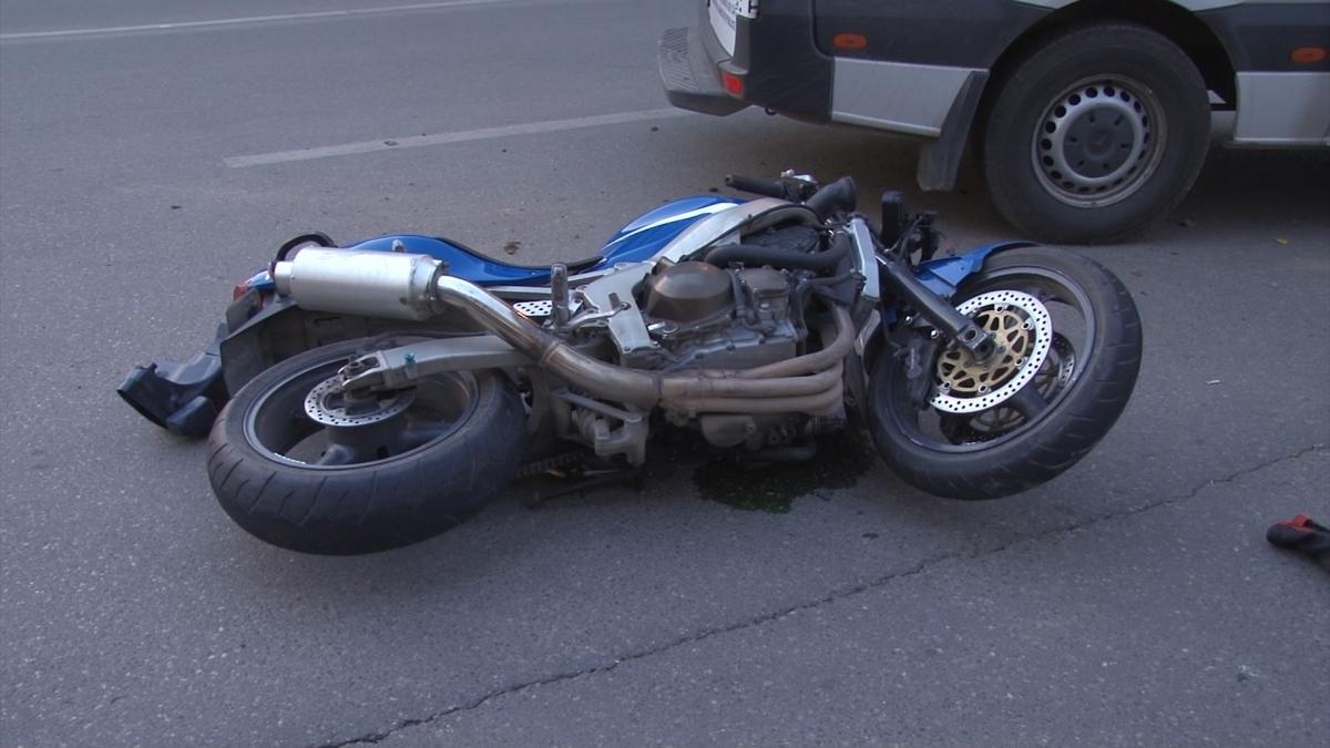 Accident rutier în Capitală între un taxi și un motociclist