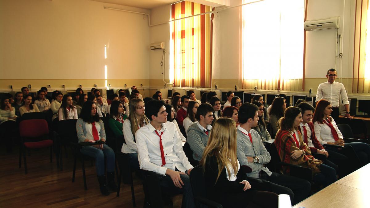 Anchetă la Colegiul Naţional Alexandru Ioan Cuza din Ploieşti după ce o profesoară a tuns doi băieți în timpul orelor