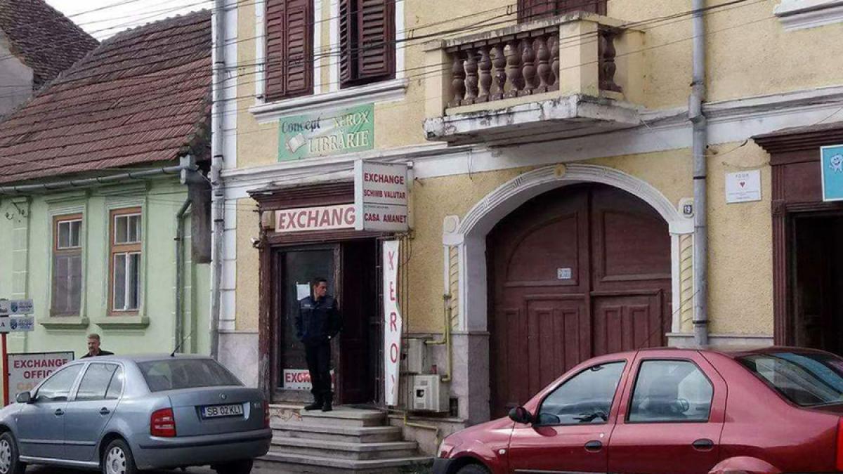 Jaf la o casă de schimb și amanet din Avrig. Hoțul a reușit să fugă cu bani și aur
