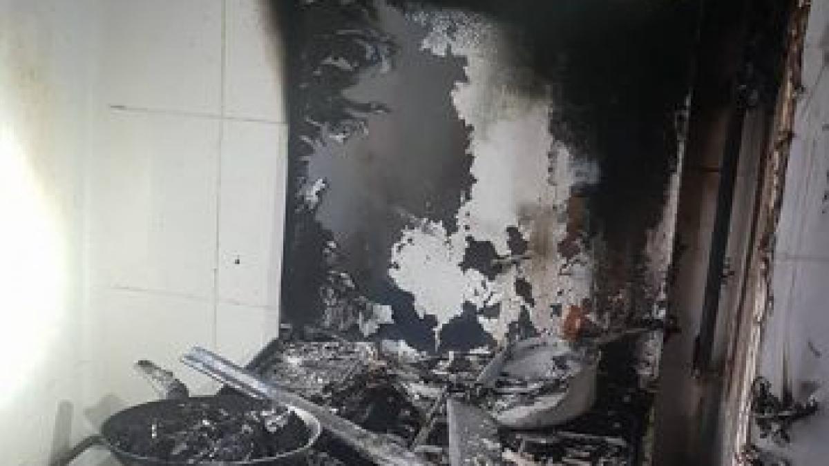 Pompierii au salvat o femeie dintr-un incendiu care îi cuprinsese locuința