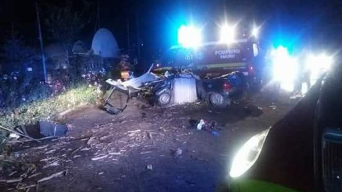 Accident GRAV în care au fost implicate două autoturisme și o căruță. Doi morți și trei răniți