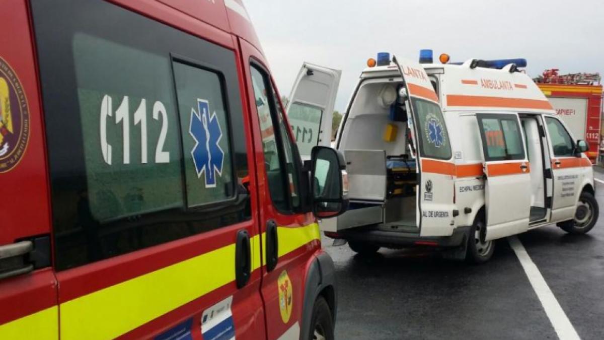 Accident TERIBIL pe Autostrada Soarelui. Autoutilitară a lucrătorilor de la drumuri, spulberată de un autoturism. Șoferul a murit
