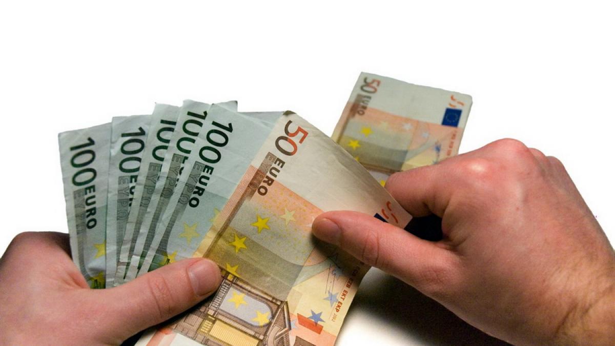 Românii au trimis în ţară 2,45 miliarde euro