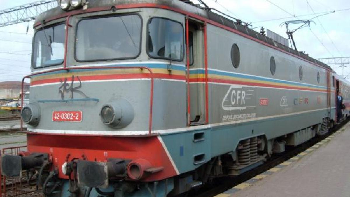 Trafic feroviar blocat pe magistrala Sfântu Gheorghe - Miercurea Ciuc din cauza unui copac căzut peste firele de înaltă tensiune