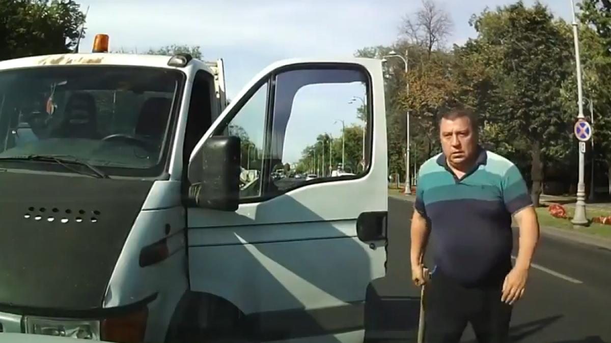 VIDEO - Un șofer care circula pe contrasens a scos bâta la un șofer care circula regulamentar