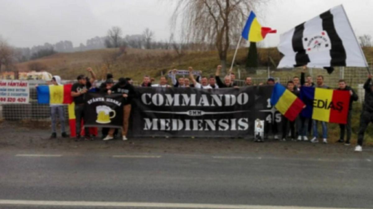 Momente teribile pentru suporterii unei echipe de fotbal din Ardeal. Autocarul care îi ducea la meci a luat foc