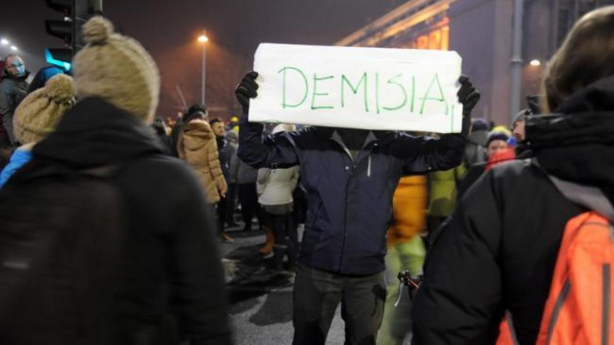 Protest în Piaţa Victoriei! Circa 150 de persoane scandează lozinci antiguvernamentale 