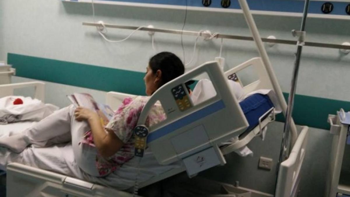VIRAL. Gestul făcut de o asistentă de la Spitalul Grigore Alexandrescu. S-a urcat în patul unei fetițe de etnie romă și a început să îi citească o poveste