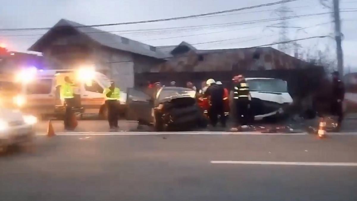 Accident în faţa Poliţiei Rutiere Vâlcea! Patru maşini au fost implicate. Trei persoane, transportate la spital