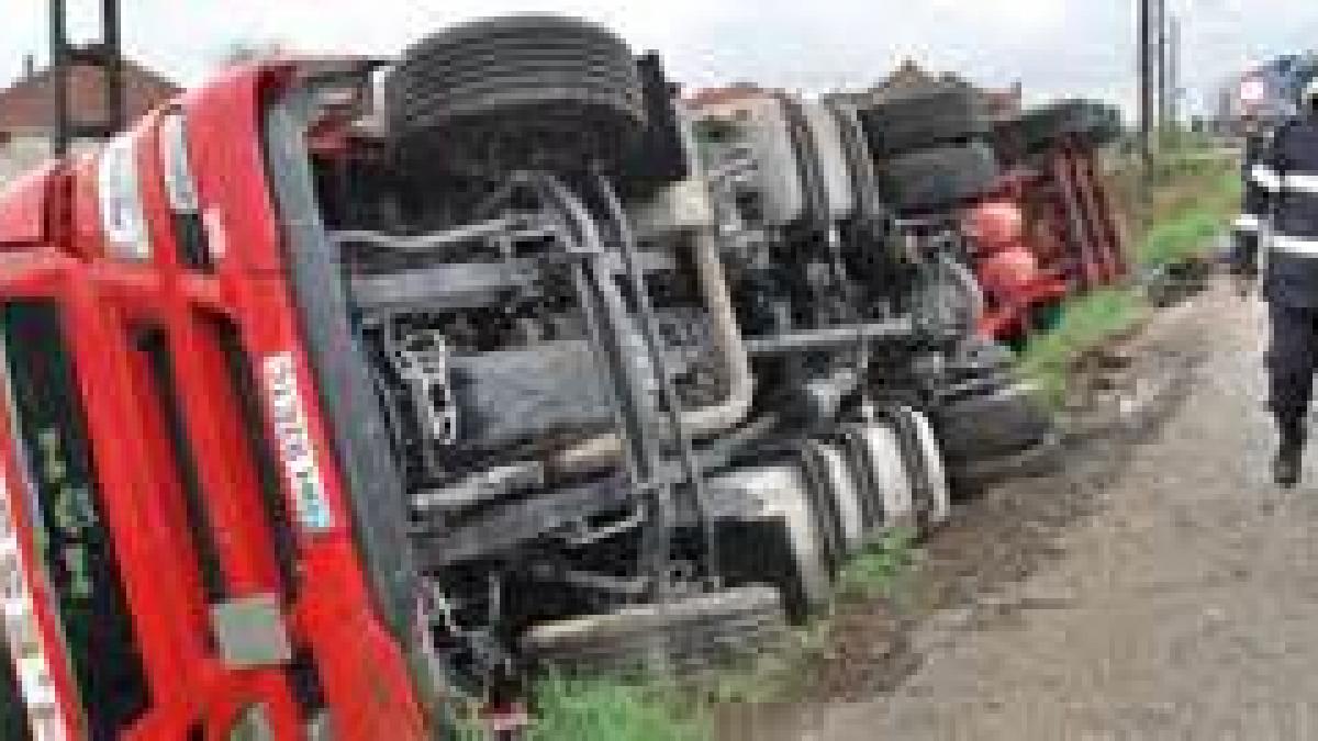 Buzău: Pompierii au descărcat azotatul de amoniu din TIR-ul răsturnat pe DN 2C; traficul a fost reluat 