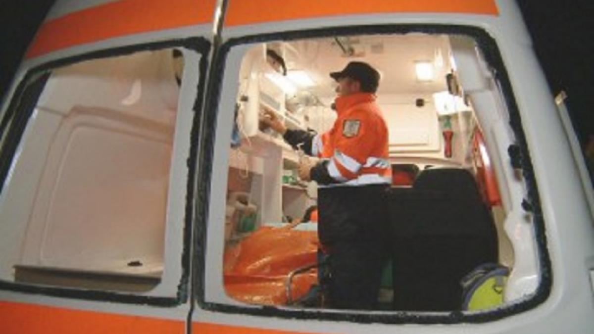 Caz şocant! O femeie n-a putut fi salvată de medicii de pe ambulanţă pentru că au fost atacaţi cu pietre chiar de familia pacientei