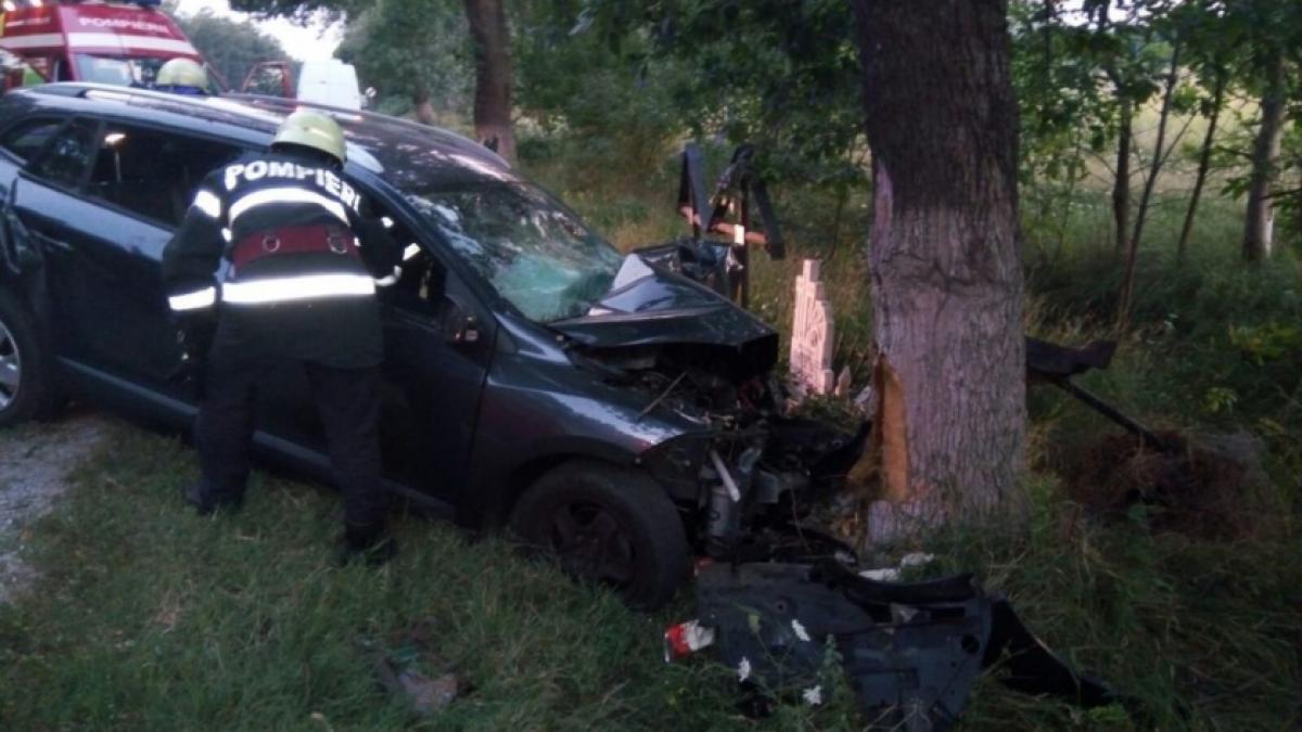 Incident halucinant! Un tânăr beat din Botoșani a intrat cu mașina în cinci copaci pentru că a uitat să ridice piciorul de pe acceleraţie