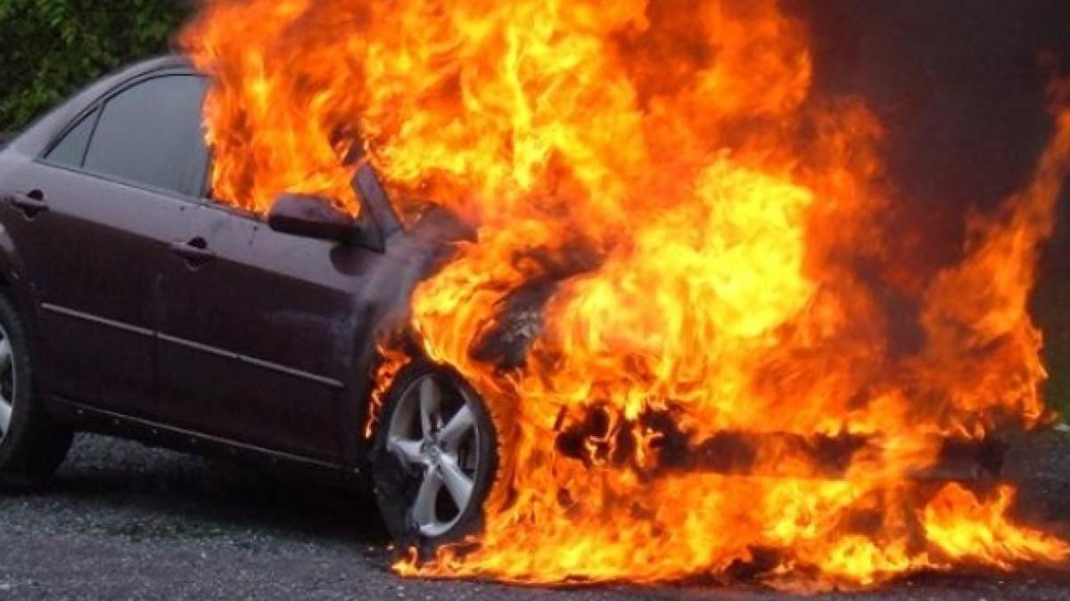 Caz incredibil la Tulcea! Trei autoturisme au fost avariate, într-un incendiu provocat de o ţigară nestinsă, aruncată în containerul de gunoi
