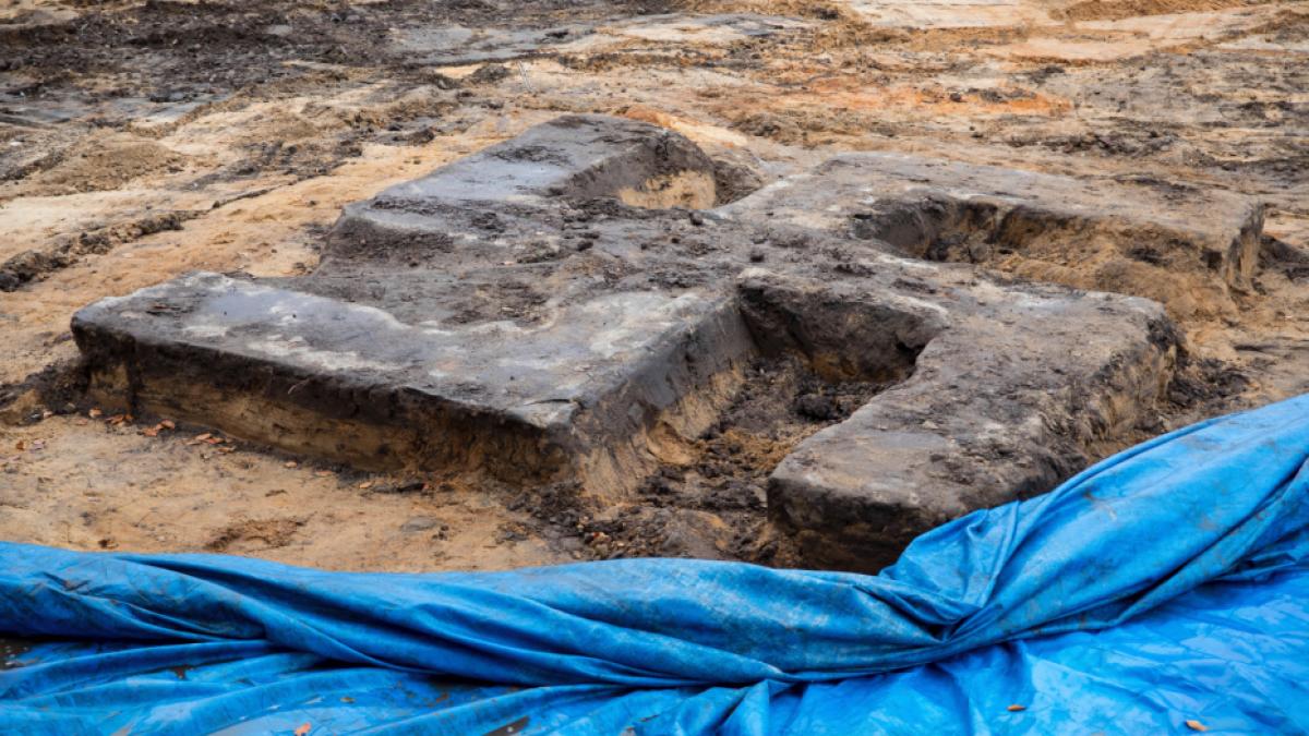 O svastică uriaşă de beton, decoperită de muncitorii care amenajau un stadion în Hamburg