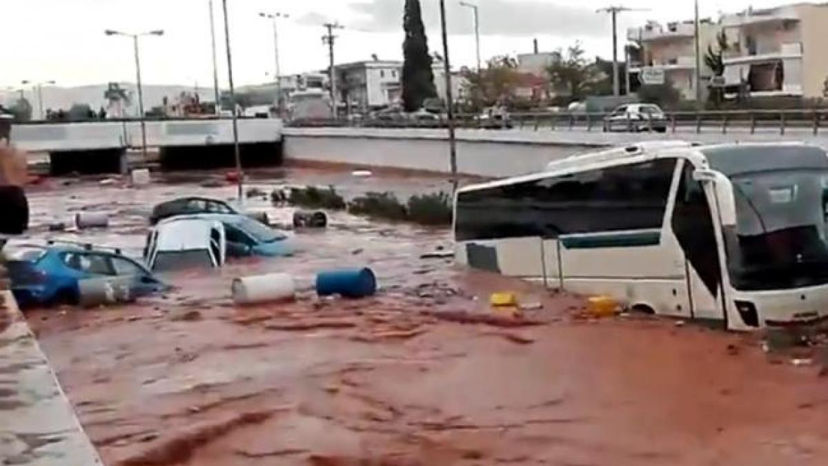 Sfârşit tragic pentru un român din Grecia! Bărbatul a fost găsit mort într-o maşină distrusă complet de viitură 