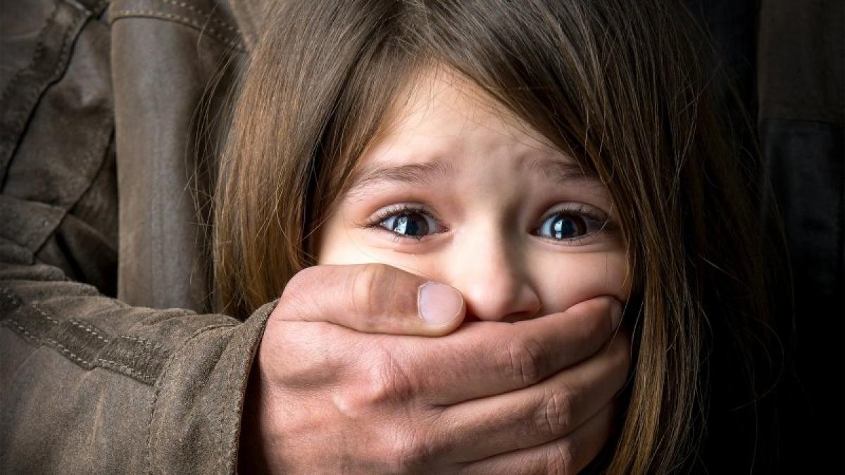 Alertă în Arad! Un pedofil urmăreşte fetiţele la şcoală şi face gesturi obscene!