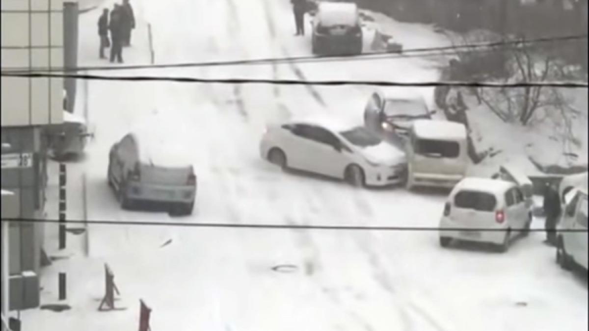 video in rusia cu siguranta iarna nu i ca vara soferii din vladivostok prinsi pe picior gresit