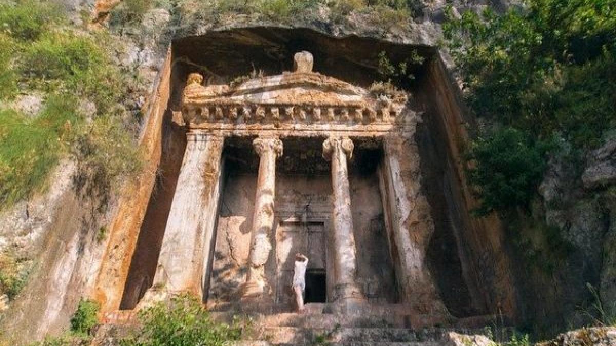 O fortăreaţă cu o vechime de 3.000 de ani, descoperită de cercetători în Lacul Van din Turcia