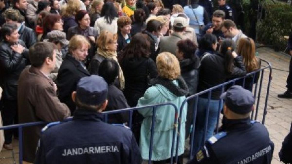 Protest la Parlament - peste 200 de oameni s-au adunat deja în Parcul Izvor