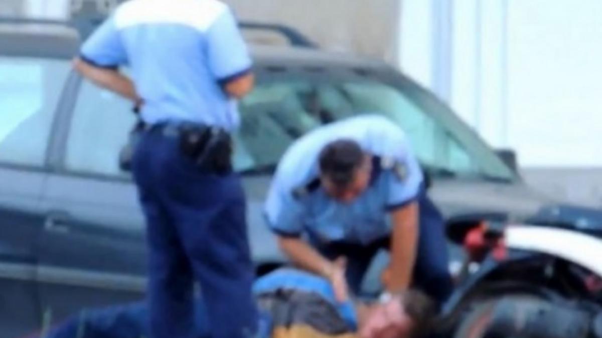Situaţie incredibilă la Timişoara! Doi tineri au fost bătuţi din greşeală de poliţisti, după ce au fost confundaţi cu doi infractori