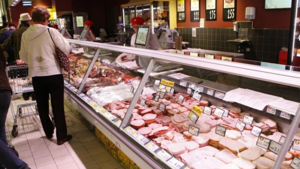 Carne expirată de trei ani şi brânză mucegăită, la un magazin şi la un fast-food din Sectorul 4 