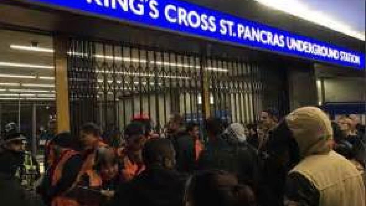 Două staţii de metrou de la Londra au fost evacuate în urma unui incident terorist 