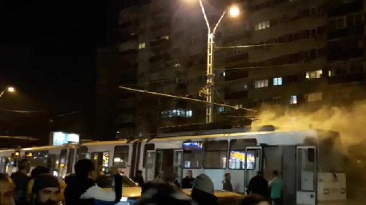 Tramvai cuprins de flăcări, călători evacuați