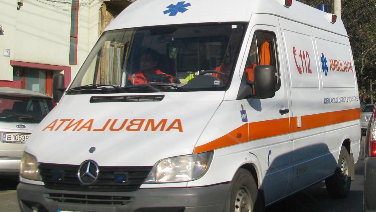 Harghita. Un mort și șapte răniți, după ce o autoutilitară s-a izbit de un copac