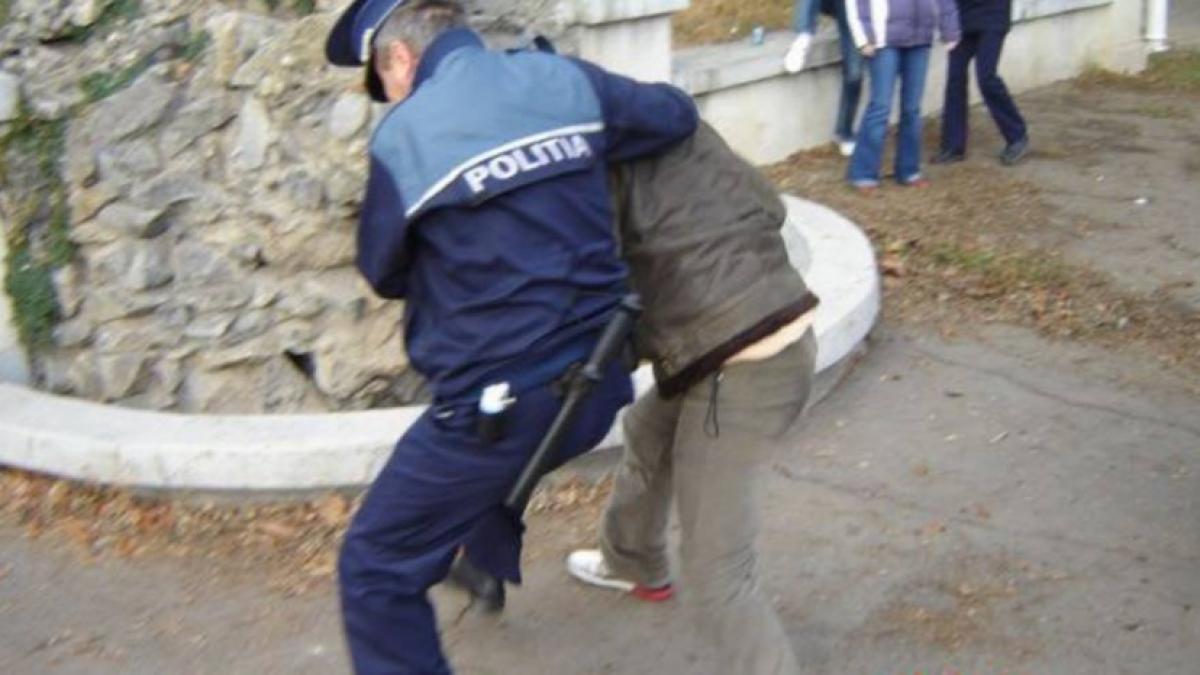 Incident grav în Capitală. Un polițist aflat în timpul liber l-a oprit în ultima secundă pe un bărbat care înjunghiase de mai multe ori o femeie, intenţionând s-o omoare