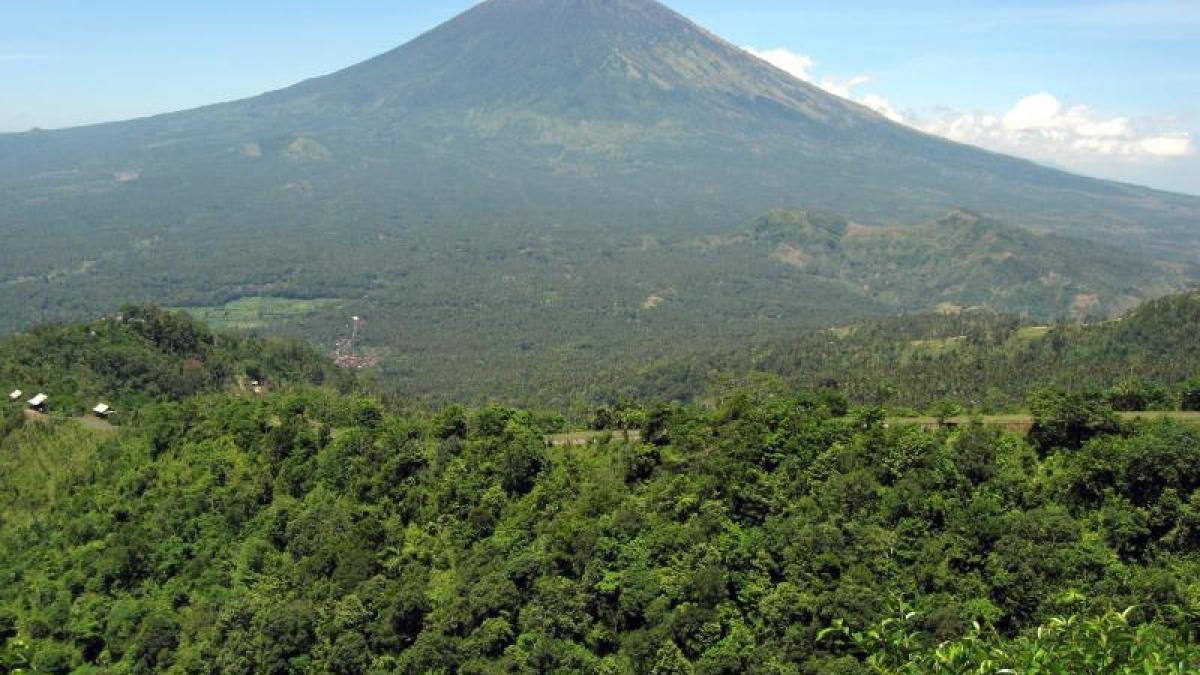 Vulcanul Agung din insula Bali a erupt din nou