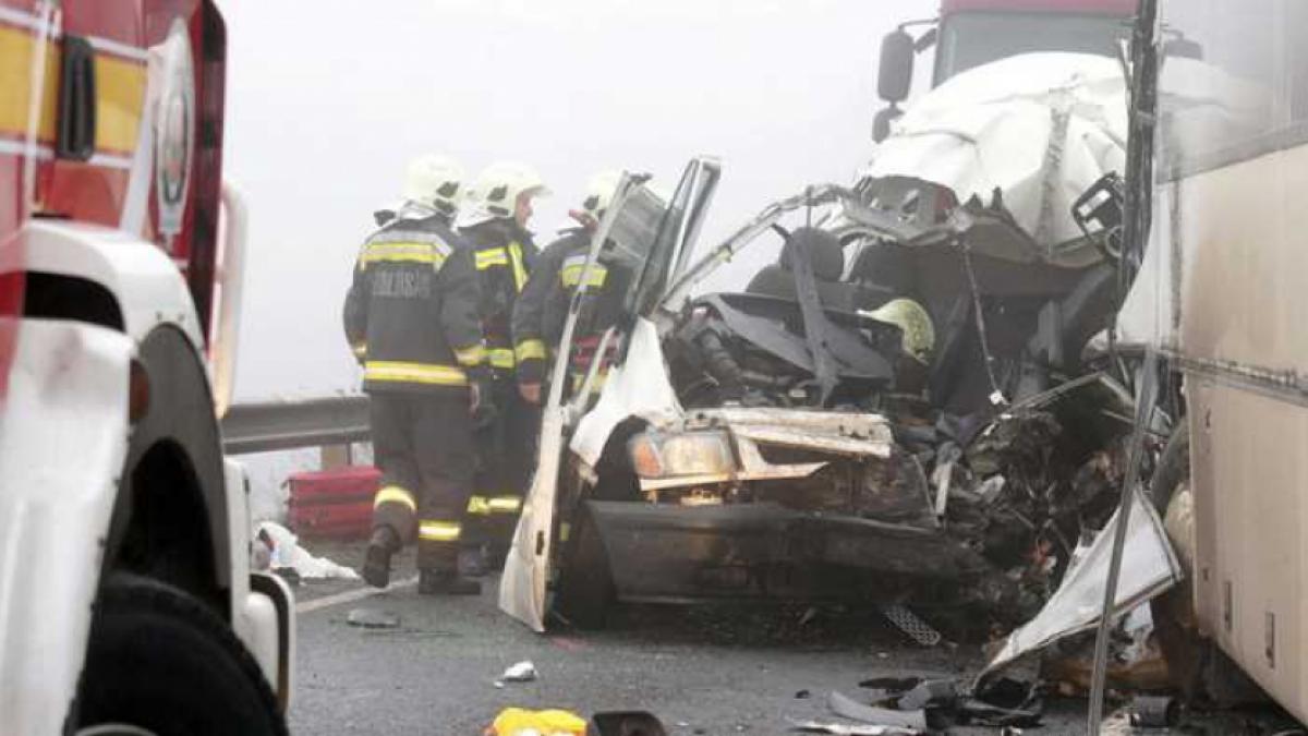 Accident GRAV cu un microbuz românesc în Ungaria. Trei români au murit, iar alţi cinci au fost răniţi