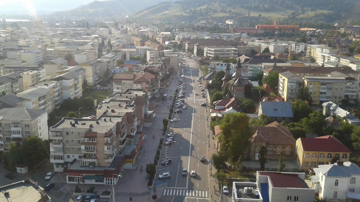 Explozie într-un apartament din Piatra Neamț. O persoană a fost rănită și alte 20 evacuate