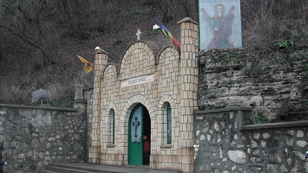 Ceai, pachete cu hrană rece şi sarmale de post pentru pelerini, la praznicul de la Mănăstirea Peştera Sf. Andrei