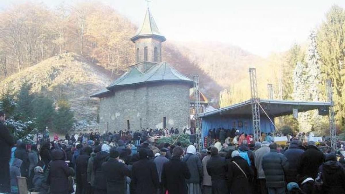 Mii de pelerini au venit la Mănăstirea Prislop, pentru a comemora 28 de ani de la moartea părintelui Arsenie Boca