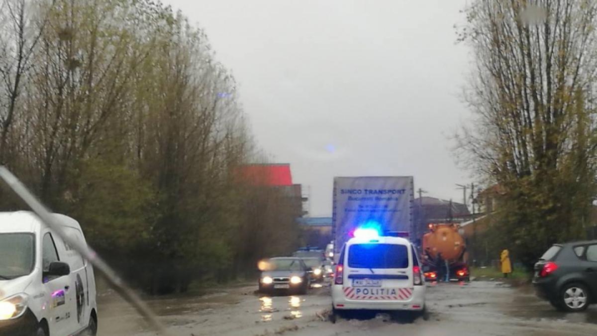 Situaţie alarmantă! Centura Bucureşti a fost inundată în urma ploilor, iar poliţia a deviat circulaţia 