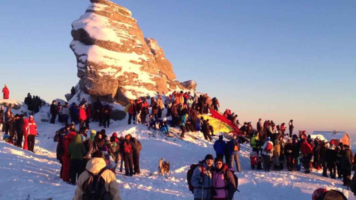 Zeci de turişti care au participat la Ziua Sfinxului pe Platoul Bucegi vor fi coborâţi de salvamontişti de pe munte 