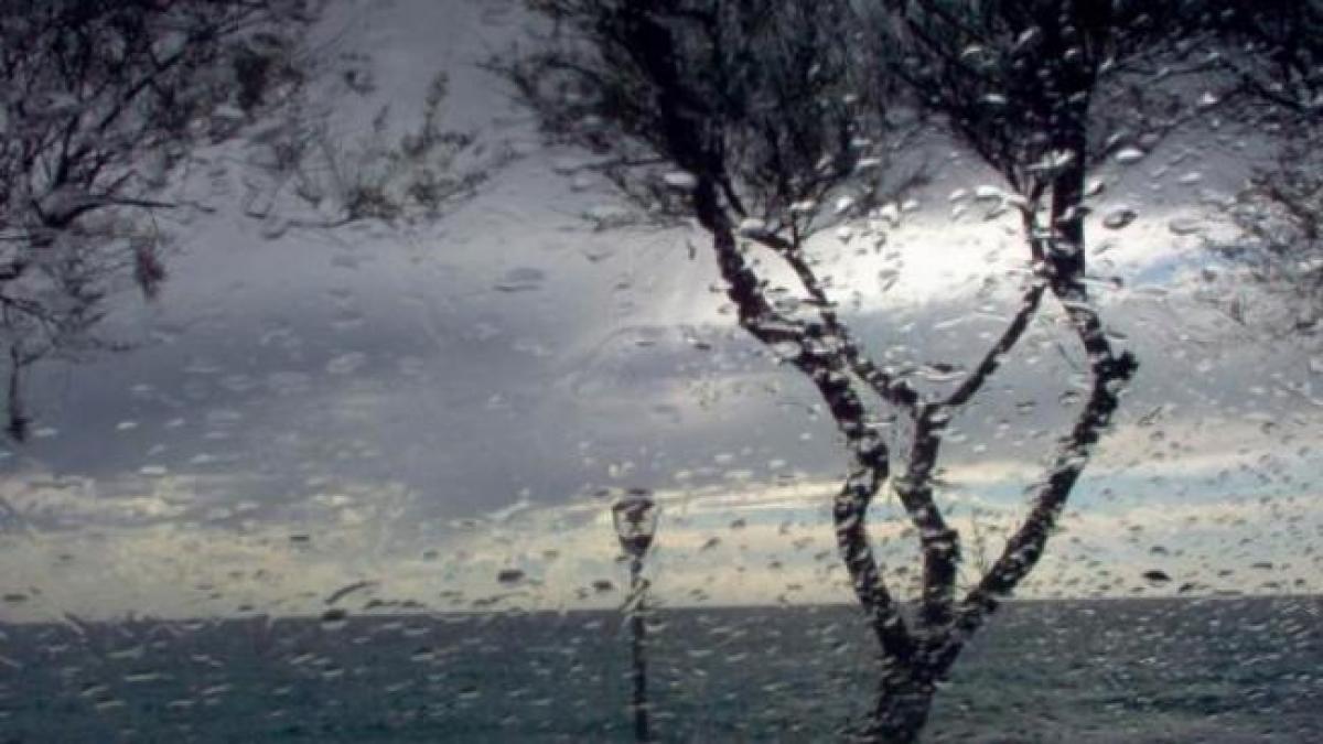Avertisment meteorologi! Vreme închisă, cu precipitaţii mixte şi viscol la munte, în mini-vacanţa de Sf. Andrei şi 1 Decembrie