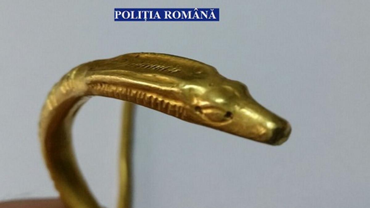 O brățară din aur cu însemne dacice, ridicată de polițiști de la un bărbat din comuna Optași