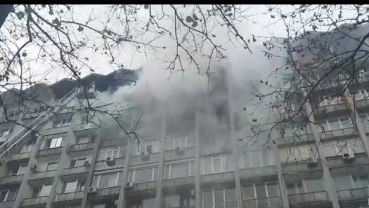 Incendiul de pe Magheru a fost lichidat. O persoană a fost transportată la spital