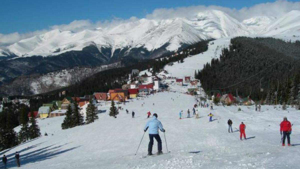 Hunedoara: Peste 2.000 de turişti au schiat gratuit în Straja de Ziua Naţională