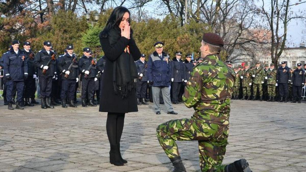 Moment emoționant la Oradea în timpul ceremoniilor de Ziua Națională, un militar și-a cerut iubita în căsătorie