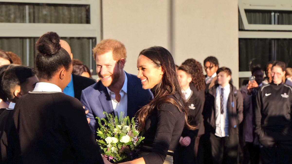 Prinţul Harry şi Meghan Markle, întâmpinaţi cu entuziasm, cu ocazia primului angajament public al lor